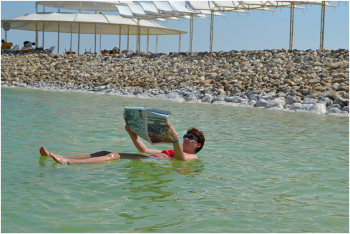 Замечательный Отдых на мертвом море - вода держит купальщиков, природная косметика мертвого моря из Израиля