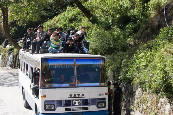 Непал. Самый обыкновенный рейсовый автобус в горах. Илиан тур.