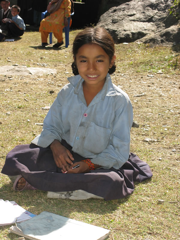 Непал, школьница начальной школы в горном селении. Илиан тур.