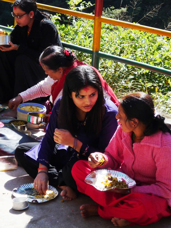 Непал. Семья из Катманду обедает на стоянке после посещения святого источника. Илиан тур.