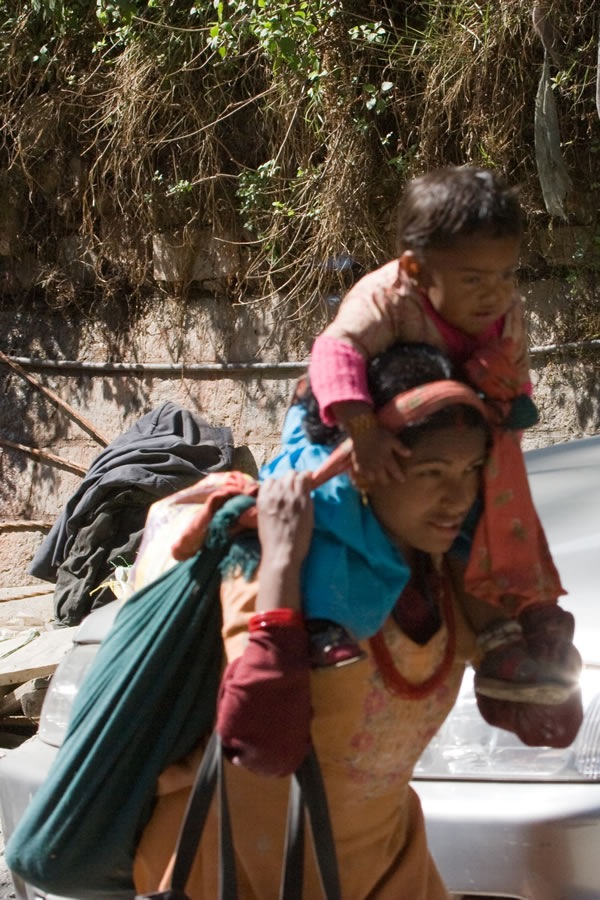 Непал, просто Портер с ребенком. Илиан тур.