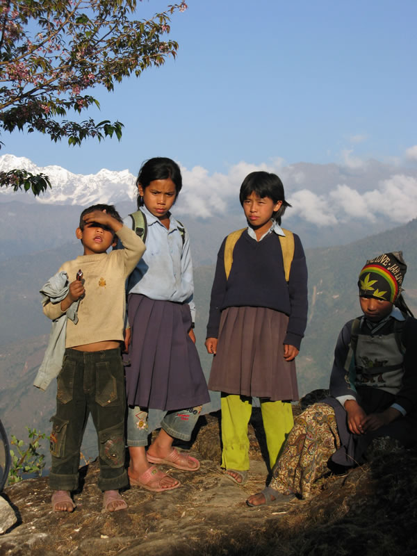Непал, Школьники на фоне заснеженных гор. Илиан тур.