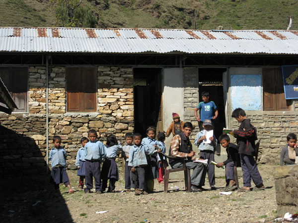Непал, начальная школа в горном селении. Илиан тур.