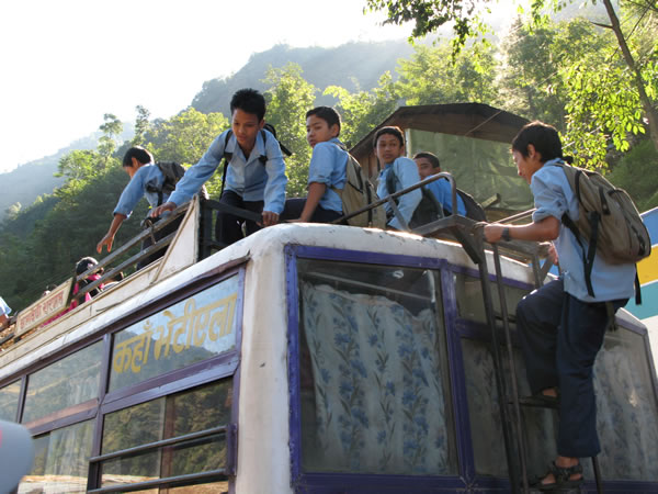 Непал, школьники садатся на рейсовый автобус в горах. Илиан тур.