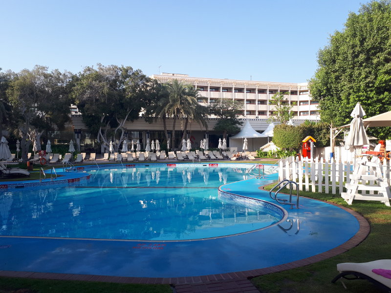 Бассейн отеля Ле Меридиан в Абу-Даби 
