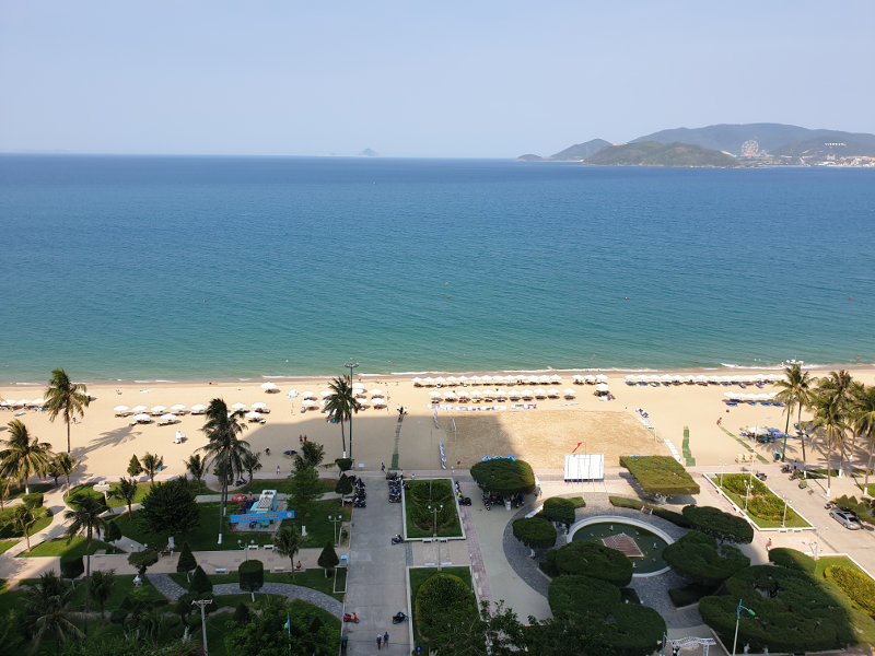 Вид из отеля Citadines Bayfront из номера seaview на пляж - отдых в Нячанге