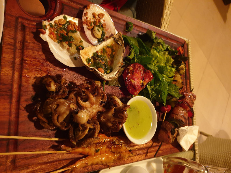 Тарелка с морепродуктами в ресторане Story - поесть в Нячанге