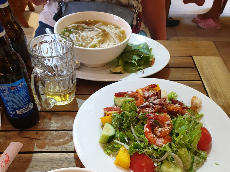 Вьетнамский суп Фо с говядиной и греческий салат с креветками в ресторане Tuan's 