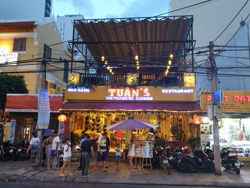 Внешний вид реторана Tuan's - еда в Нячанге