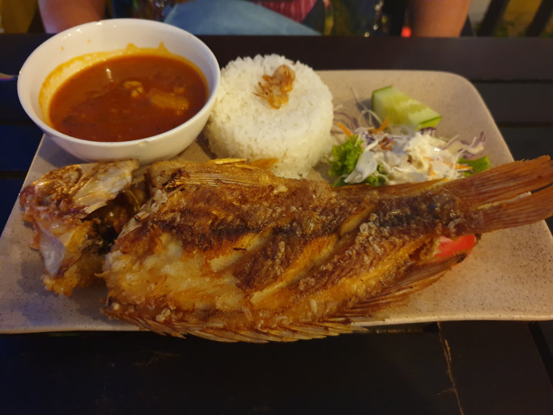 Жареный окунь в ресторане Tuan's - где можно поесть в Нячанге морепродуктов