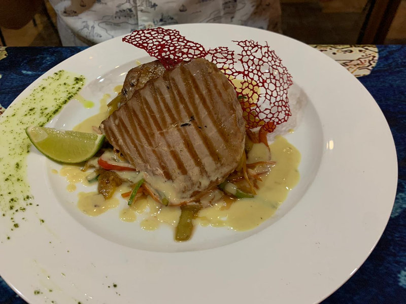 Стейк из тунца в ресторане La Villa  - Еда в Нячанге